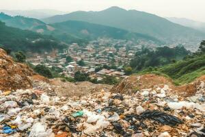 Umwelt Problem Plastik Müll oder Müll im das Berg von global Erwärmen. Verschmutzung Konzept durch ai generiert foto