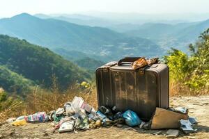 Umwelt Problem Plastik Müll oder Müll im das Berg von global Erwärmen. Verschmutzung Konzept durch ai generiert foto