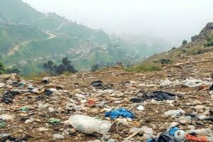 Umwelt Problem Plastik Müll oder Müll im das Berg von global Erwärmen. Verschmutzung Konzept durch ai generiert foto