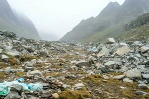 Umwelt Problem Plastik Müll oder Müll im das Berg von global Erwärmen. Verschmutzung Konzept durch ai generiert foto