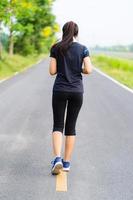 Sportmädchen, Frau, die auf der Straße läuft, gesundes Fitnessfrauentraining