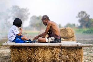älterer Mann und Bambushandwerk mit Studentin foto