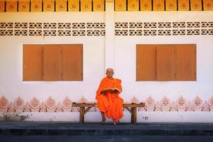 Mönche in Thailand mit einem Buch foto