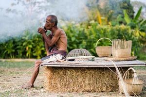 älterer Mann Lebensstil der Einheimischen mit handwerklichem Bambus foto
