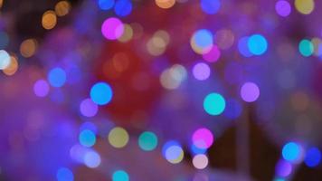 schimmernde abstrakte farbige Kreise defokussiert Weihnachtsbeleuchtung Video. verschwommene Lichterketten. unscharf Urlaub Hintergrund Weihnachtsbaum. leichtes Bokeh vom Weihnachtsbaum. foto