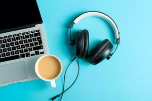 Musik- oder Podcast Hintergrund mit elektronisch Geräte, Kopfhörer, Kaffee und Laptop auf Büro Schreibtisch Konzept durch ai generiert foto