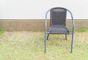 Stuhl mit leerer Wand für Kopienraum foto