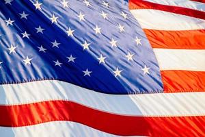 Die Flagge der Vereinigten Staaten von Amerika an einem sonnigen Tag foto