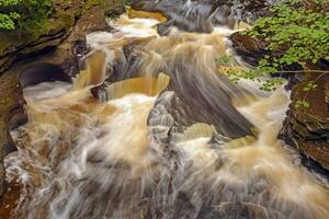 wirbelnd Wasser auf ein abgelegen Fluss foto