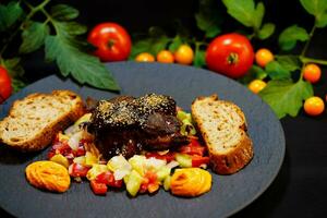 Kalbfleisch Wangen mit ein frisch Salat foto