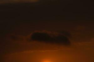 ehrfurchtgebietend Sonnenuntergang Nachglühen. foto