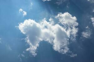 Blau Himmel mit Weiß Wolken und Sonnenstrahlen foto