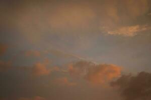 Wolkengebilde, farbig Wolken beim Sonnenuntergang foto