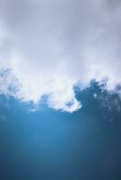 ein brillant Blau Wolkenlandschaft foto