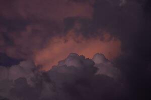 Wolkengebilde, farbig Wolken beim Sonnenuntergang foto