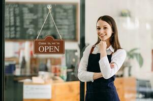 Startup erfolgreicher Kleinunternehmer KMU-Frau steht mit Tablet im Café-Restaurant. Besitzerin eines Barista-Cafés. foto