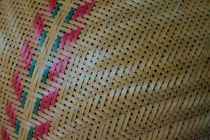 das Muster sind aufgereiht zusammen im ein Gitter von Bambus Das ist gewebte zusammen zu bilden ein Muster. können Sein benutzt wie ein seltsam Hintergrund. foto