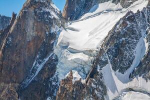 Massiv de mont blanc auf das Rand von Frankreich und Italien. im das Vordergrund das Eis Feld und Gletscherspalten von das Senke blanche foto