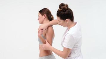 ein moderner Rehabilitations-Physiotherapie-Mitarbeiter mit weiblichem Kunden. chiropraktiker massiert femail schulter foto