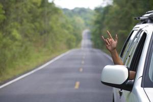 Mann zeigt Hand, um Liebe auf der Straße zu sagen foto