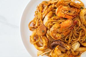 Gebratene Tom Yum Seafood Getrocknete Spaghetti - Fusion Food Style foto