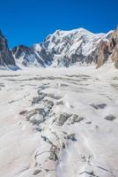 Massiv de mont blanc auf das Rand von Frankreich und Italien. im das Vordergrund das Eis Feld und Gletscherspalten von das Senke blanche foto