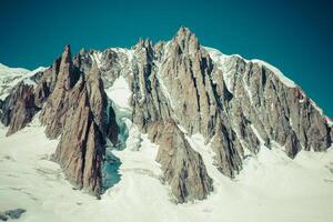 Massiv de mont blanc auf das Rand von Frankreich und Italien. im das Vordergrund das Eis Feld und Gletscherspalten von das Senke blanche foto