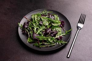 gesundes Essen, Salatmix mit Rucola, Spinat, Bullenblut