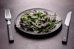 gesundes Essen, Salatmix mit Rucola, Spinat, Bullenblut