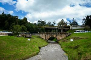 historisch Brücke Über das Teatinos Fluss im Kolumbien gelegen Nächster zu das Boyaca Brücke foto
