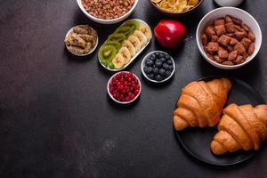 leckeres Frühstück mit frischen Croissants und reifen Beeren foto