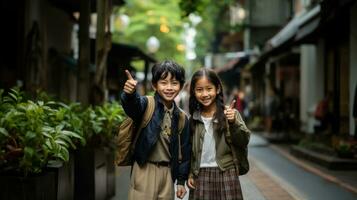 indonesisch Kinder Show Laufen Index Finger, traditionell Geste. glücklich asiatisch wenig Junge und Mädchen zeigen Daumen oben im das Straße. foto