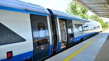 Warschau, Polen. 5 September 2023. pkp Intercity Polieren Zug Schlafen Auto beim Bahnhof Plattform warten Abfahrt im spät Nachmittag. pkp Intercity Pendolino Zug. foto