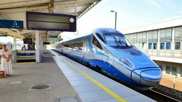 Warschau, Polen. 5 September 2023. pkp Intercity Polieren Zug Schlafen Auto beim Bahnhof Plattform warten Abfahrt im spät Nachmittag. pkp Intercity Pendolino Zug. foto