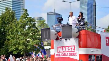 Warschau, Polen. 1 Oktober 2023. März von ein Million Herzen. Hunderte von Tausende März im regierungsfeindlich Protest zu Show Unterstützung zum Demokratie. das spontan Reaktion von Personen. foto