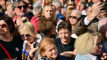 Warschau, Polen. 1 Oktober 2023. März von ein Million Herzen. Hunderte von Tausende März im regierungsfeindlich Protest zu Show Unterstützung zum Demokratie. das spontan Reaktion von Personen. foto