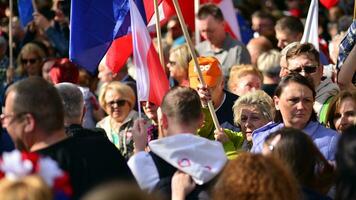 Warschau, Polen. 1 Oktober 2023. März von ein Million Herzen. Hunderte von Tausende März im regierungsfeindlich Protest zu Show Unterstützung zum Demokratie. das spontan Reaktion von Personen. foto