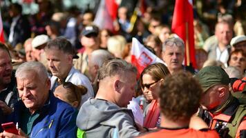 Warschau, Polen. 1 Oktober 2023. März von ein Million Herzen. Hunderte von Tausende März im regierungsfeindlich Protest zu Show Unterstützung zum Demokratie. das spontan Reaktion von Personen. foto