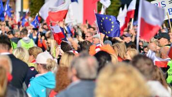 Warschau, Polen. 1 Oktober 2023. März von ein Million Herzen. Hunderte von Tausende März im regierungsfeindlich Protest zu Show Unterstützung zum Demokratie. das spontan Reaktion von Personen. foto