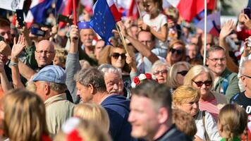 Warschau, Polen. 1 Oktober 2023. März von ein Million Herzen. Hunderte von Tausende März im regierungsfeindlich Protest zu Show Unterstützung zum Demokratie. das spontan Reaktion von Personen. foto