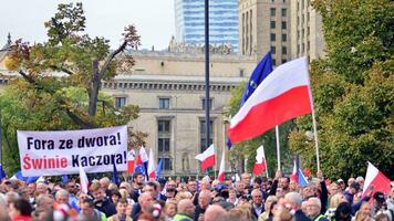 Warschau, Polen. 1 Oktober 2023. März von ein Million Herzen. Hunderte von Tausende März im regierungsfeindlich Protest zu Show Unterstützung zum Demokratie. das spontan Reaktion von Personen. foto
