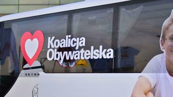 Warschau, Polen. 9 Oktober 2023.. Wahl Bus von das staatsbürgerlich Koalition. tuskobus. Donald Stoßzahn kommt an beim das Fernsehen Studio zum ein Wahl Debatte.. foto