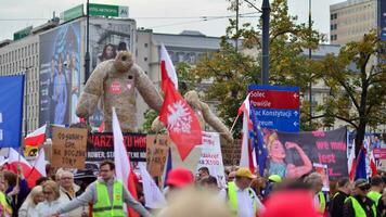 Warschau, Polen. 1 Oktober 2023. März von ein Million Herzen. Hunderte von Tausende März im regierungsfeindlich Protest zu Show Unterstützung zum Demokratie. das spontan Reaktion von Personen. foto