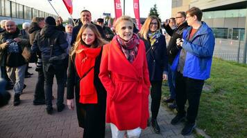 Warschau, Polen. 9 Oktober 2023.. Wahl Bus von das links Party. Johanna scheuring-wielgus kommt zu das Fernsehen Studio zum ein Wahl Debatte. foto