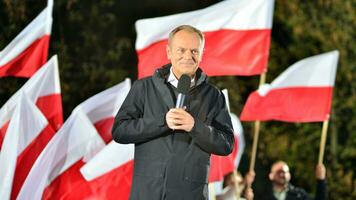 Warschau, Polen. 9 Oktober 2023. Donald Stoßzahn spricht beim ein Wahl Rallye nach ein im Fernsehen übertragen Debatte auf Regierung Fernsehen beim das Ende von das Kampagne. foto