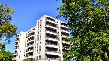 modern Wohnung Gebäude und Grün Bäume. ökologisch Gehäuse die Architektur. foto