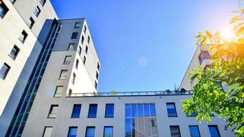 modern Wohnung Gebäude und Grün Bäume. ökologisch Gehäuse die Architektur. foto