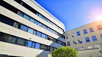 modern Büro Gebäude mit Weiß metallisch Panel Fassade und Fenster. modern architektonisch Einzelheiten. foto