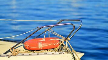 Aussicht von das Vorderseite von ein Boot mit ein Orange Rettungsring foto