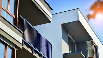 Marke Neu Wohnung Gebäude auf sonnig Tag. modern Wohn die Architektur. modern Mehrfamilienhaus Wohnung Haus. foto